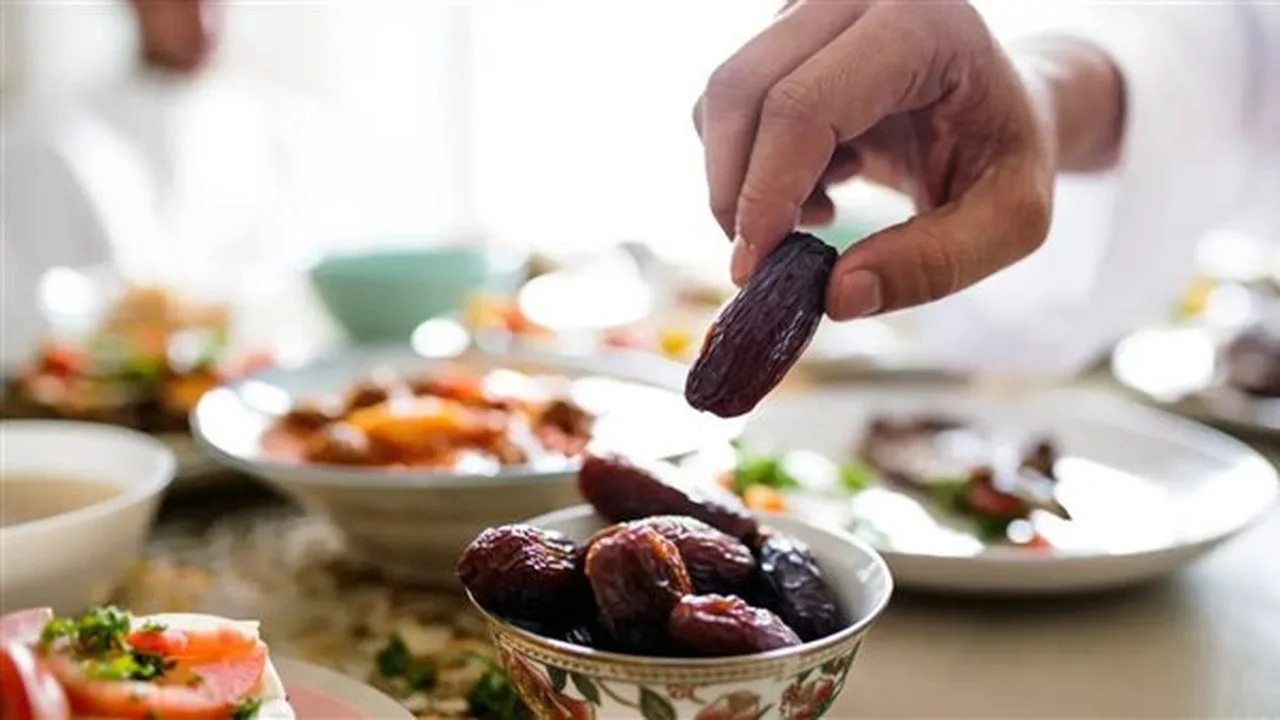 قرار جديد البحوث الإسلامية يؤكد بطلان الصيام عند الشرب بعد أذان الفجر